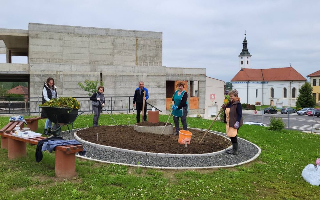 Članovi župnog vijeća prionuli sadnji cvijeća oko župnog dvora