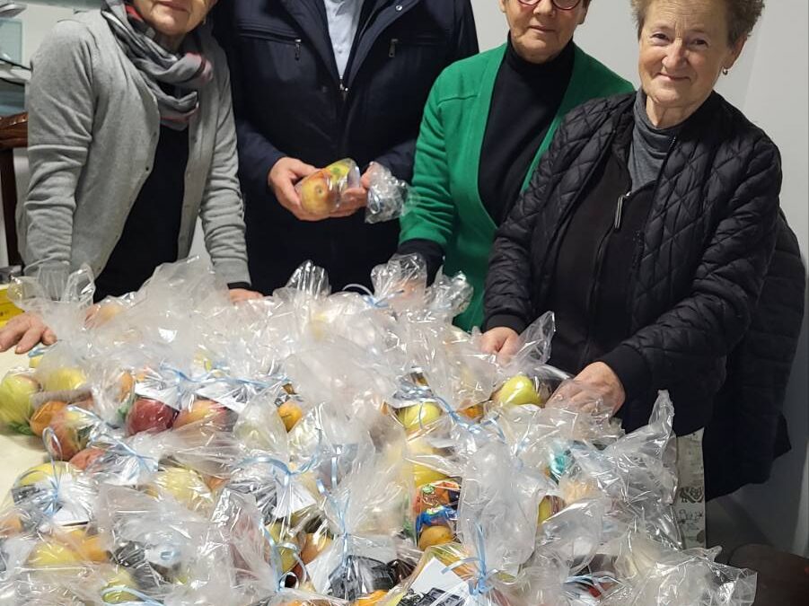 Podjela darova svim prisutnim vjernicima na sv. Misi povodom sv. Nikole biskupa