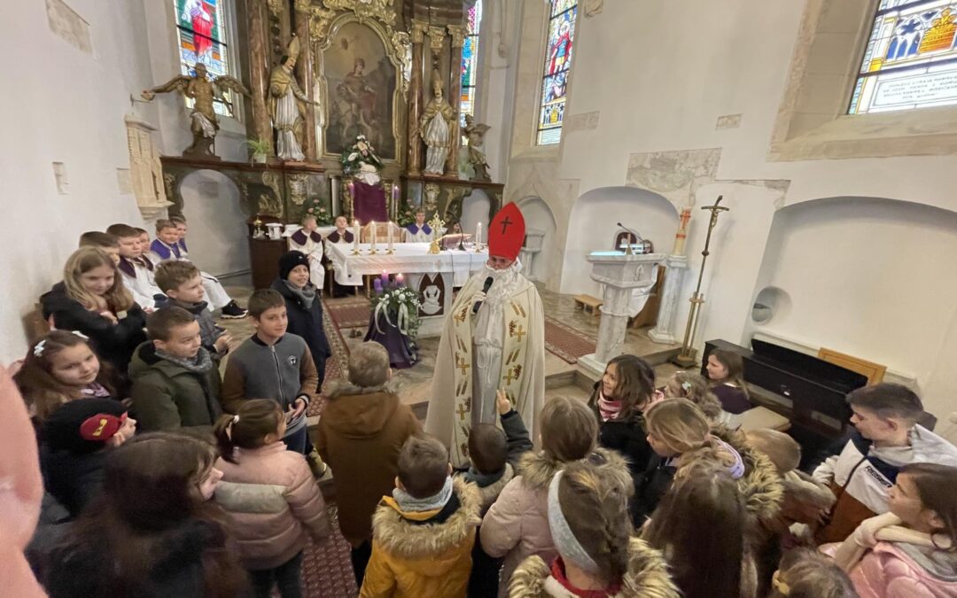 Nakon Svete Mise, Sveti Nikola je s ljubavlju podijelio darove koje je pažljivo pripremio župni Caritas