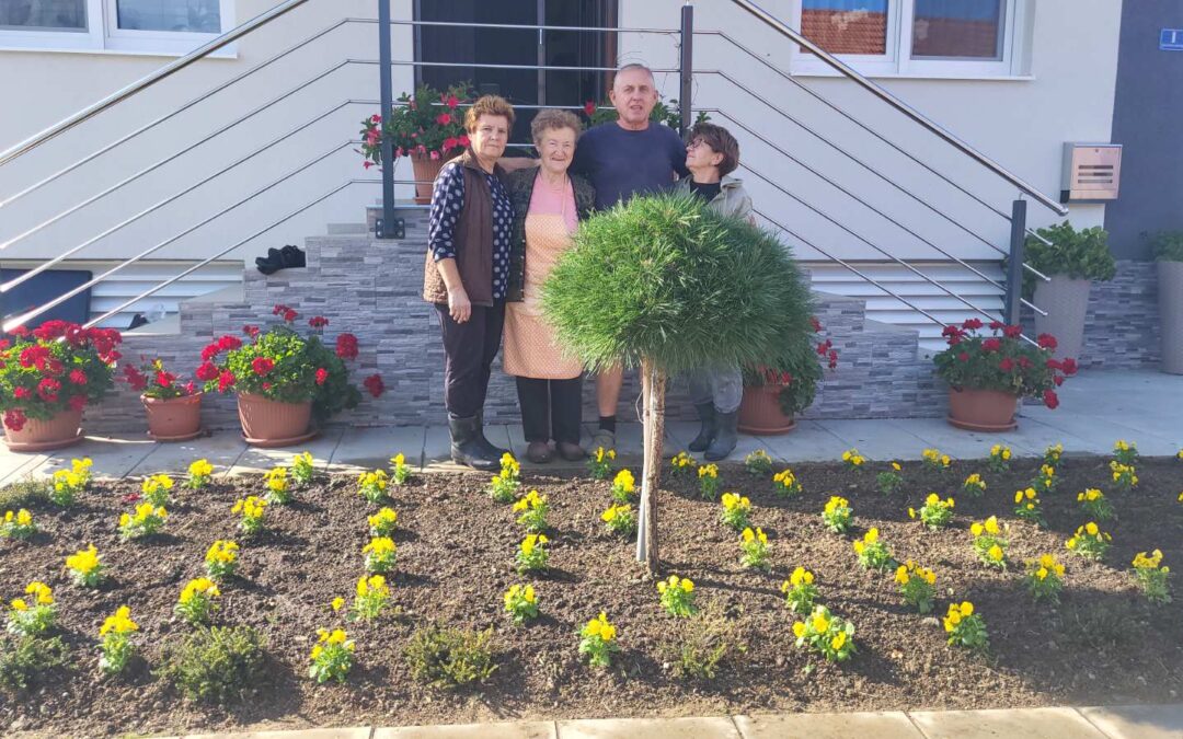Djelatnici Caritasa zasadili cvijeće na župnom dvoru uz pomoć općine
